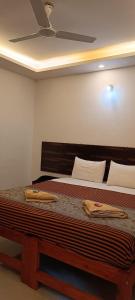 a bedroom with a large bed with a ceiling at Oasis Beach Resort in Agonda