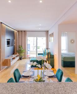 ein Esszimmer mit einem Tisch und Stühlen in einem Raum in der Unterkunft Zafiro Apartment Cabo Roig in Orihuela