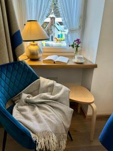 アンベルク・イム・ランマータールにあるFerienwohnung Saunahausのデスク、椅子、窓が備わる客室です。