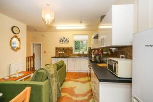 Kuchyň nebo kuchyňský kout v ubytování Eccles Apartments - 1 Bedroom Apartments
