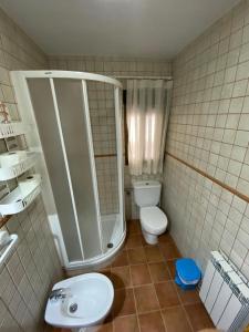 een badkamer met een douche, een toilet en een wastafel bij CASA NICOLAS in Molinicos