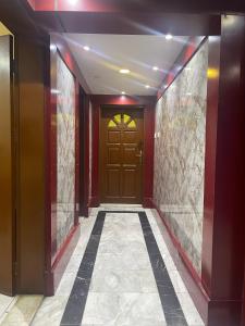 un corridoio con porta marrone in un edificio di Saeed Hotel a Dubai
