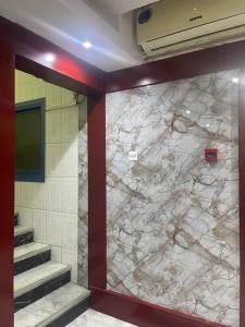 pared de piedra en un baño con escaleras en Saeed Hotel en Dubái