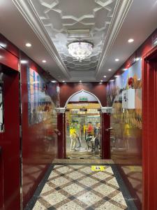 uma entrada para uma loja com um lustre no tecto em Saeed Hotel em Dubai