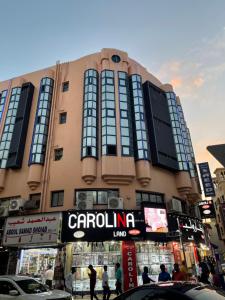 un edificio con un cartel en la parte delantera en Saeed Hotel, en Dubái