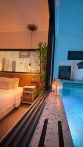- une chambre avec un lit et une piscine dans l'établissement Villa Oxy Private Pools & Seaview & Heated Indoor Pool, à Göcek