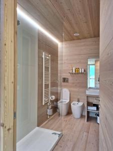 a bathroom with a tub and a toilet and a sink at Tabia' Stelo Fiorito in Santo Stefano di Cadore +31 photos