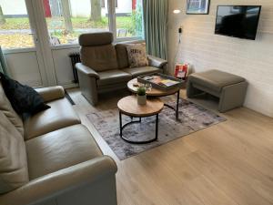 een woonkamer met een bank en een salontafel bij Vakantiehuis ontdek Zuid - Limburg in Simpelveld