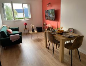 a living room with a table and a couch at Cosy home à 20min de paris et orly, Parking gratuit in Antony