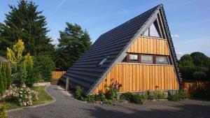 uma pequena casa com um telhado de gambrel em Ferienhaus-Freilingen em Blankenheim