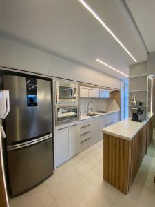 una cucina con frigorifero in acciaio inossidabile e bancone di Atalaia 304 a Navegantes