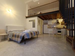 波隆那的住宿－La perla，一间卧室配有一张床,厨房配有桌子