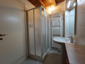 La salle de bains est pourvue d'une douche et d'un lavabo. dans l'établissement La perla, à Bologne