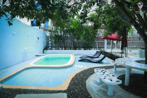a swimming pool with a table and a picnic table at Blue Sand House B&B in Cartagena de Indias