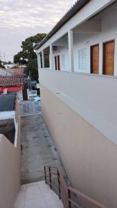 a balcony of a house with a white wall at Loft LISBOA para Casais, em Iguaba Grande, 3 Pessoas, 150 metros da praia in Iguaba Grande