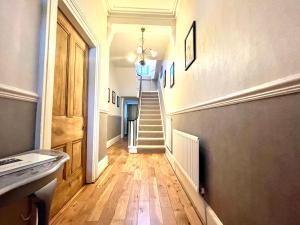 un pasillo con una escalera con una escalera en No. 20 The Headland, en Hartlepool