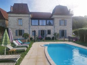 una casa con piscina frente a ella en Mas des maries, en Lissac et Mouret