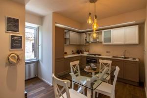 - une cuisine et une salle à manger avec une table et des chaises dans l'établissement Terrazza Panoramica Privata, à Corciano