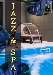 トビリシにあるJazz Hotelの噴水付きスイミングプールのウォータースライダー