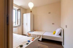 - une petite chambre avec 2 lits et une fenêtre dans l'établissement Terrazza Panoramica Privata, à Corciano