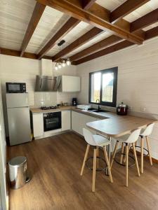 uma cozinha com mesa e cadeiras num quarto em Austral House-chalet sud sauvage em Saint-Joseph