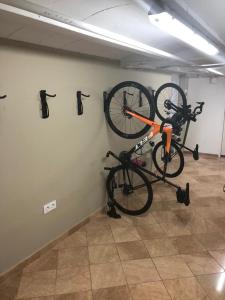 zwei Fahrräder hängen an einer Wand in einem Raum in der Unterkunft Hotel Spa Porto Cristo in Port de la Selva