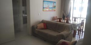 sala de estar con sofá y mesa en Apto Cond.Ilha de Majorca, en Bombinhas