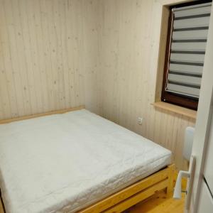 En eller flere senge i et værelse på Domek całoroczny