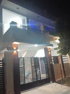 vista su una casa con cancello nero di Vanita home stay a Udaipur
