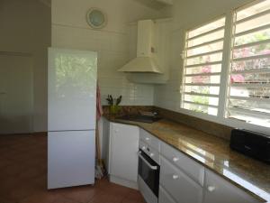 Kuchyň nebo kuchyňský kout v ubytování REVE BLEU - Villa classée 4* vue mer - 6 pers