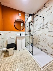 een badkamer met een toilet, een wastafel en een spiegel bij Modern and spacious apartment! in Liverpool