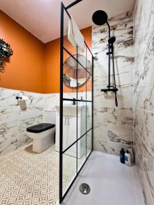 een badkamer met een toilet en een glazen douche bij Modern and spacious apartment! in Liverpool