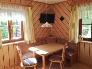 - une salle à manger avec une table et des chaises dans l'établissement Gästehaus Schwed, à Wagrain