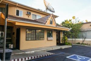 a house with a windmill on top of it at Hollywood La Brea Inn in Los Angeles
