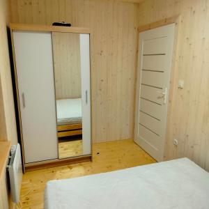 En eller flere senge i et værelse på Domek całoroczny