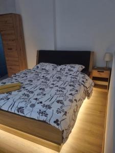 uma cama com um edredão preto e branco em Botanical garden 2 em Zagreb