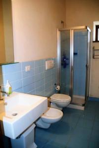 Acquacalda的住宿－Hiera，浴室设有2个卫生间、水槽和淋浴。