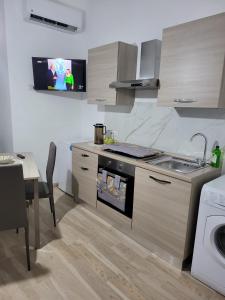 una cocina con fregadero y estufa horno superior en GIO' HOUSE, en Nápoles