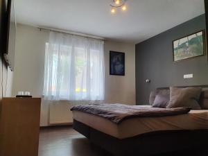 Un dormitorio con una cama grande y una ventana en Schlafzimmer, ruhige Lage in Meppen --- Check-In mit Schlüsselkasten, en Meppen