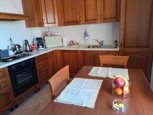 eine Küche mit einem Tisch und einer Obstschale darauf in der Unterkunft La casetta di Ugo in Grisignano di Zocco