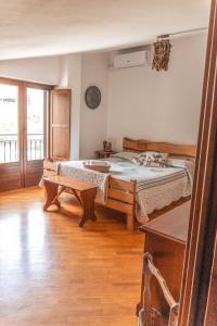 una camera con 2 letti e un pavimento in legno di Masseria La Fiorita a Matera