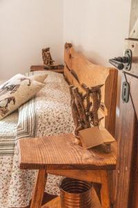 un letto con una panca in legno e un libro sopra di Masseria La Fiorita a Matera