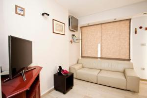 sala de estar con sofá y TV de pantalla plana en Apartment Miaa, en Split