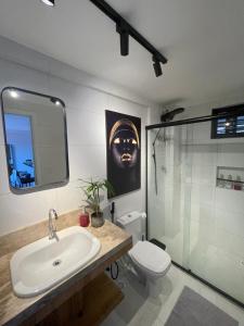 y baño con lavabo, aseo y espejo. en Apartamento Moderno em Tambauzinho. 2km da praia! en João Pessoa