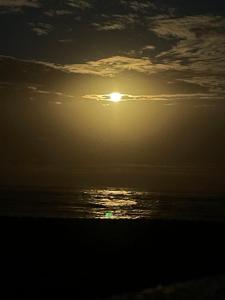 - un coucher de soleil sur l'océan et le ciel dans l'établissement Waiting Homestay, à Taïtung