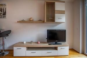 a tv sitting on top of a wooden table in a room at Apartment Central Fulpmes + free parking spot in Fulpmes