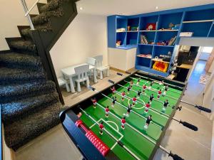 Herní místnost v ubytování Ski in-Ski out! Spacious & Stylish Apartment for 8 in the heart of Lavachet