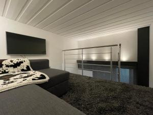 Postel nebo postele na pokoji v ubytování Ski in-Ski out! Spacious & Stylish Apartment for 8 in the heart of Lavachet