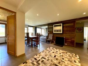 Posezení v ubytování Ski in-Ski out! Spacious & Stylish Apartment for 8 in the heart of Lavachet