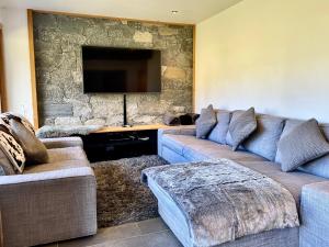 Posezení v ubytování Ski in-Ski out! Spacious & Stylish Apartment for 8 in the heart of Lavachet